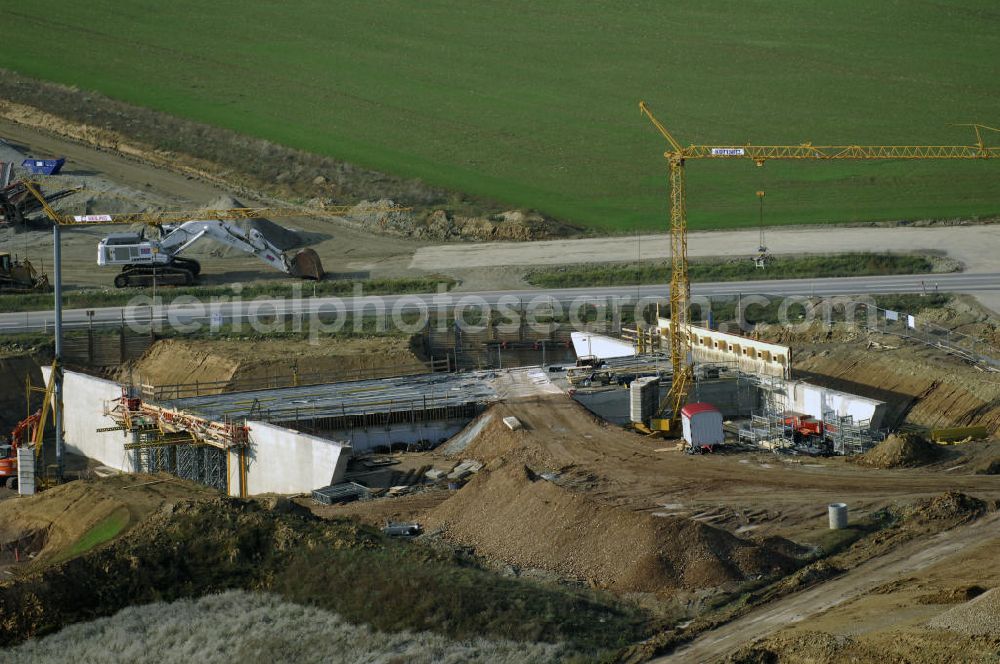 NEUKIRCHEN from above - Baustellen an der Neubautrasse der BAB A 4 - Umfahrung Hörselberge in Thüringen bei Eisenach. Das Bieterkonsortium VINCI Concessions / Hochtief PPP (50/50) hat den Zuschlag für das A-Modell BAB A 4 Umfahrung Hörselberge (km 238,5 bis km 283,2) erhalten. Die bei diesem Projekt auf der Bauausführungsebene gegründete Arbeitsgemeinschaft wird von der EUROVIA Infra GmbH angeführt, des Weiteren sind hier die Unternehmen Hochtief, Strassing Limes und Rädlinger beteiligt. Durchgeführt werden die im Zuge dieses Projektes notwendigen Arbeiten unter an derem von den Mitarbeitern der Niederlassung Weimar der EUROVIA Verkehrsbau Union sowie der Niederlassungen Abbruch und Erdbau, Betonstraßenbau, Ingenieurbau und TECO Schallschutz der EUROVIA Beton. DEGES; STREIF Baulogistik.