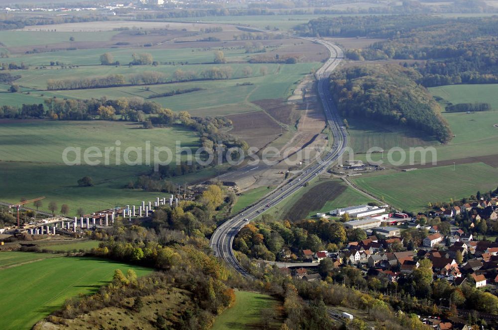 Aerial image SÄTTELSTÄDT - Baustellen zur Verlegung der E40 / A4 an der Neubautrasse Umfahrung Hörselberge in Thüringen bei Eisenach. Das Bieterkonsortium VINCI Concessions / Hochtief PPP (50/50) hat den Zuschlag für das A-Modell BAB A 4 Umfahrung Hörselberge (km 238,5 bis km 283,2) erhalten. Die bei diesem Projekt auf der Bauausführungsebene gegründete Arbeitsgemeinschaft wird von der EUROVIA Infra GmbH angeführt, des Weiteren sind hier die Unternehmen Hochtief, Strassing Limes und Rädlinger beteiligt. Durchgeführt werden die im Zuge dieses Projektes notwendigen Arbeiten unter an derem von den Mitarbeitern der Niederlassung Weimar der EUROVIA Verkehrsbau Union sowie der Niederlassungen Abbruch und Erdbau, Betonstraßenbau, Ingenieurbau und TECO Schallschutz der EUROVIA Beton. DEGES; STREIF Baulogistik.