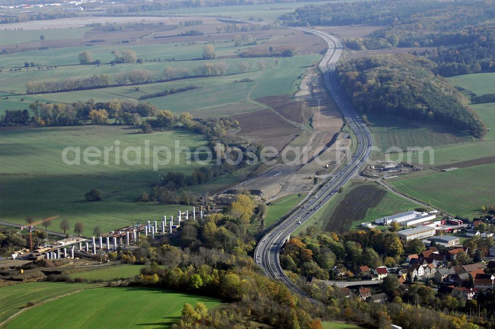 Aerial photograph SÄTTELSTÄDT - Baustellen zur Verlegung der E40 / A4 an der Neubautrasse Umfahrung Hörselberge in Thüringen bei Eisenach. Das Bieterkonsortium VINCI Concessions / Hochtief PPP (50/50) hat den Zuschlag für das A-Modell BAB A 4 Umfahrung Hörselberge (km 238,5 bis km 283,2) erhalten. Die bei diesem Projekt auf der Bauausführungsebene gegründete Arbeitsgemeinschaft wird von der EUROVIA Infra GmbH angeführt, des Weiteren sind hier die Unternehmen Hochtief, Strassing Limes und Rädlinger beteiligt. Durchgeführt werden die im Zuge dieses Projektes notwendigen Arbeiten unter an derem von den Mitarbeitern der Niederlassung Weimar der EUROVIA Verkehrsbau Union sowie der Niederlassungen Abbruch und Erdbau, Betonstraßenbau, Ingenieurbau und TECO Schallschutz der EUROVIA Beton. DEGES; STREIF Baulogistik.