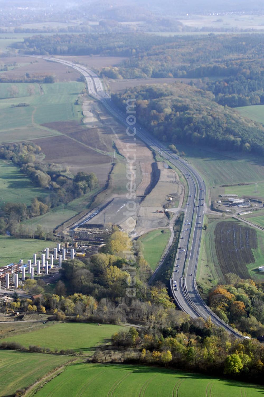 SÄTTELSTÄDT from above - Baustellen zur Verlegung der E40 / A4 an der Neubautrasse Umfahrung Hörselberge in Thüringen bei Eisenach. Das Bieterkonsortium VINCI Concessions / Hochtief PPP (50/50) hat den Zuschlag für das A-Modell BAB A 4 Umfahrung Hörselberge (km 238,5 bis km 283,2) erhalten. Die bei diesem Projekt auf der Bauausführungsebene gegründete Arbeitsgemeinschaft wird von der EUROVIA Infra GmbH angeführt, des Weiteren sind hier die Unternehmen Hochtief, Strassing Limes und Rädlinger beteiligt. Durchgeführt werden die im Zuge dieses Projektes notwendigen Arbeiten unter an derem von den Mitarbeitern der Niederlassung Weimar der EUROVIA Verkehrsbau Union sowie der Niederlassungen Abbruch und Erdbau, Betonstraßenbau, Ingenieurbau und TECO Schallschutz der EUROVIA Beton. DEGES; STREIF Baulogistik.