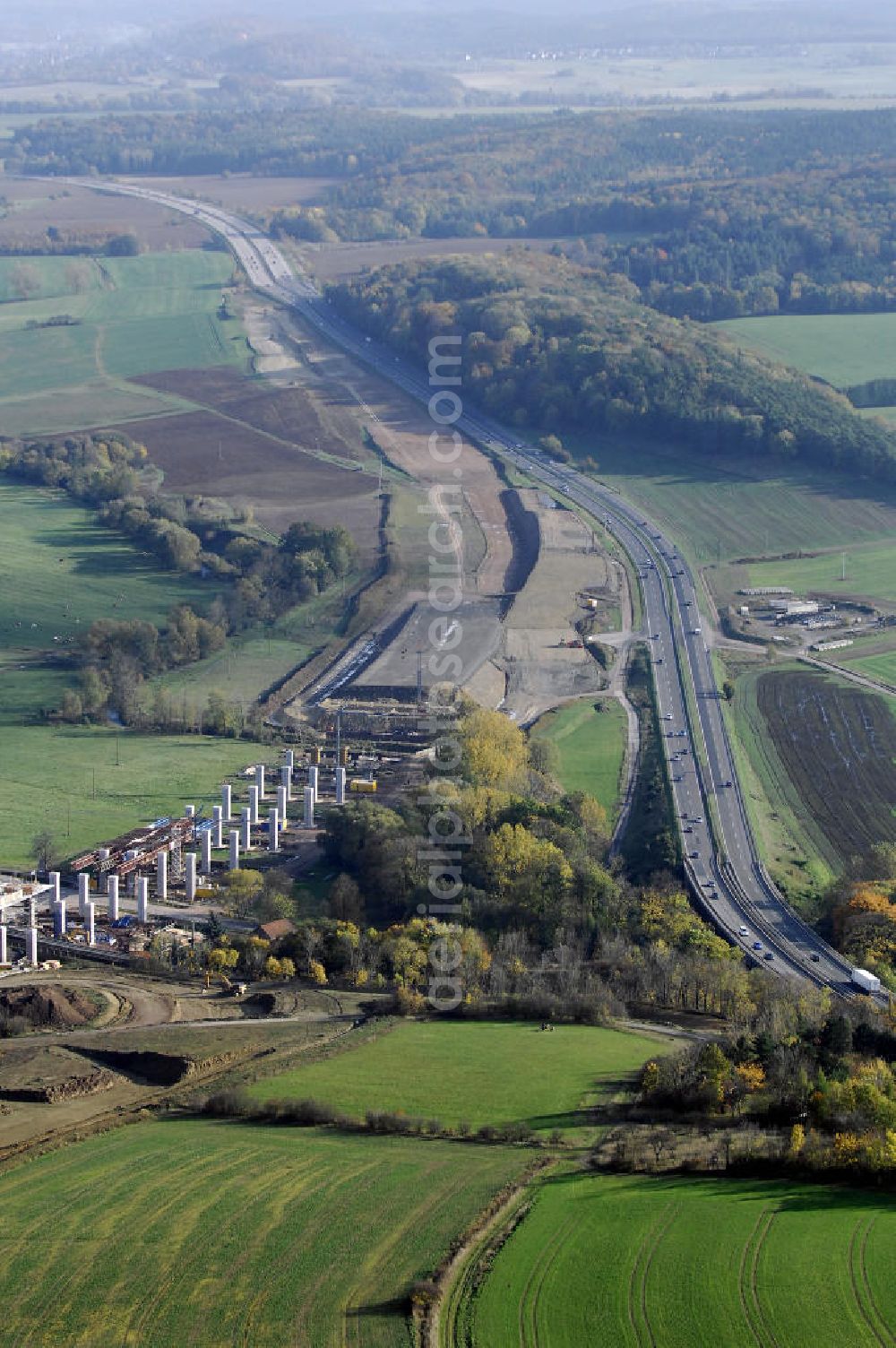 SÄTTELSTÄDT from the bird's eye view: Baustellen zur Verlegung der E40 / A4 an der Neubautrasse Umfahrung Hörselberge in Thüringen bei Eisenach. Das Bieterkonsortium VINCI Concessions / Hochtief PPP (50/50) hat den Zuschlag für das A-Modell BAB A 4 Umfahrung Hörselberge (km 238,5 bis km 283,2) erhalten. Die bei diesem Projekt auf der Bauausführungsebene gegründete Arbeitsgemeinschaft wird von der EUROVIA Infra GmbH angeführt, des Weiteren sind hier die Unternehmen Hochtief, Strassing Limes und Rädlinger beteiligt. Durchgeführt werden die im Zuge dieses Projektes notwendigen Arbeiten unter an derem von den Mitarbeitern der Niederlassung Weimar der EUROVIA Verkehrsbau Union sowie der Niederlassungen Abbruch und Erdbau, Betonstraßenbau, Ingenieurbau und TECO Schallschutz der EUROVIA Beton. DEGES; STREIF Baulogistik.