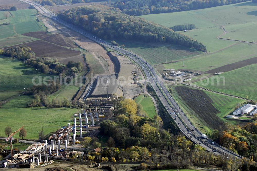 Aerial photograph SÄTTELSTÄDT - Baustellen zur Verlegung der E40 / A4 an der Neubautrasse Umfahrung Hörselberge in Thüringen bei Eisenach. Das Bieterkonsortium VINCI Concessions / Hochtief PPP (50/50) hat den Zuschlag für das A-Modell BAB A 4 Umfahrung Hörselberge (km 238,5 bis km 283,2) erhalten. Die bei diesem Projekt auf der Bauausführungsebene gegründete Arbeitsgemeinschaft wird von der EUROVIA Infra GmbH angeführt, des Weiteren sind hier die Unternehmen Hochtief, Strassing Limes und Rädlinger beteiligt. Durchgeführt werden die im Zuge dieses Projektes notwendigen Arbeiten unter an derem von den Mitarbeitern der Niederlassung Weimar der EUROVIA Verkehrsbau Union sowie der Niederlassungen Abbruch und Erdbau, Betonstraßenbau, Ingenieurbau und TECO Schallschutz der EUROVIA Beton. DEGES; STREIF Baulogistik.