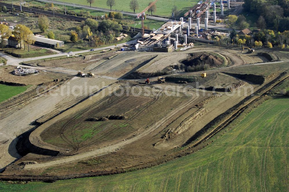 SÄTTELSTÄDT from above - Baustellen zur Verlegung der E40 / A4 an der Neubautrasse Umfahrung Hörselberge in Thüringen bei Eisenach. Das Bieterkonsortium VINCI Concessions / Hochtief PPP (50/50) hat den Zuschlag für das A-Modell BAB A 4 Umfahrung Hörselberge (km 238,5 bis km 283,2) erhalten. Die bei diesem Projekt auf der Bauausführungsebene gegründete Arbeitsgemeinschaft wird von der EUROVIA Infra GmbH angeführt, des Weiteren sind hier die Unternehmen Hochtief, Strassing Limes und Rädlinger beteiligt. Durchgeführt werden die im Zuge dieses Projektes notwendigen Arbeiten unter an derem von den Mitarbeitern der Niederlassung Weimar der EUROVIA Verkehrsbau Union sowie der Niederlassungen Abbruch und Erdbau, Betonstraßenbau, Ingenieurbau und TECO Schallschutz der EUROVIA Beton. DEGES; STREIF Baulogistik.