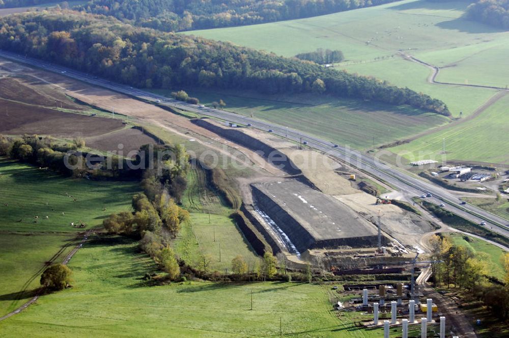 SÄTTELSTÄDT from the bird's eye view: Baustellen zur Verlegung der E40 / A4 an der Neubautrasse Umfahrung Hörselberge in Thüringen bei Eisenach. Das Bieterkonsortium VINCI Concessions / Hochtief PPP (50/50) hat den Zuschlag für das A-Modell BAB A 4 Umfahrung Hörselberge (km 238,5 bis km 283,2) erhalten. Die bei diesem Projekt auf der Bauausführungsebene gegründete Arbeitsgemeinschaft wird von der EUROVIA Infra GmbH angeführt, des Weiteren sind hier die Unternehmen Hochtief, Strassing Limes und Rädlinger beteiligt. Durchgeführt werden die im Zuge dieses Projektes notwendigen Arbeiten unter an derem von den Mitarbeitern der Niederlassung Weimar der EUROVIA Verkehrsbau Union sowie der Niederlassungen Abbruch und Erdbau, Betonstraßenbau, Ingenieurbau und TECO Schallschutz der EUROVIA Beton. DEGES; STREIF Baulogistik.