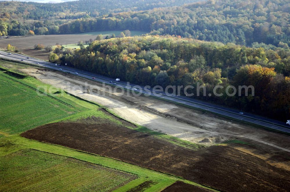 Aerial photograph SÄTTELSTÄDT - Baustellen zur Verlegung der E40 / A4 an der Neubautrasse Umfahrung Hörselberge in Thüringen bei Eisenach. Das Bieterkonsortium VINCI Concessions / Hochtief PPP (50/50) hat den Zuschlag für das A-Modell BAB A 4 Umfahrung Hörselberge (km 238,5 bis km 283,2) erhalten. Die bei diesem Projekt auf der Bauausführungsebene gegründete Arbeitsgemeinschaft wird von der EUROVIA Infra GmbH angeführt, des Weiteren sind hier die Unternehmen Hochtief, Strassing Limes und Rädlinger beteiligt. Durchgeführt werden die im Zuge dieses Projektes notwendigen Arbeiten unter an derem von den Mitarbeitern der Niederlassung Weimar der EUROVIA Verkehrsbau Union sowie der Niederlassungen Abbruch und Erdbau, Betonstraßenbau, Ingenieurbau und TECO Schallschutz der EUROVIA Beton. DEGES; STREIF Baulogistik.