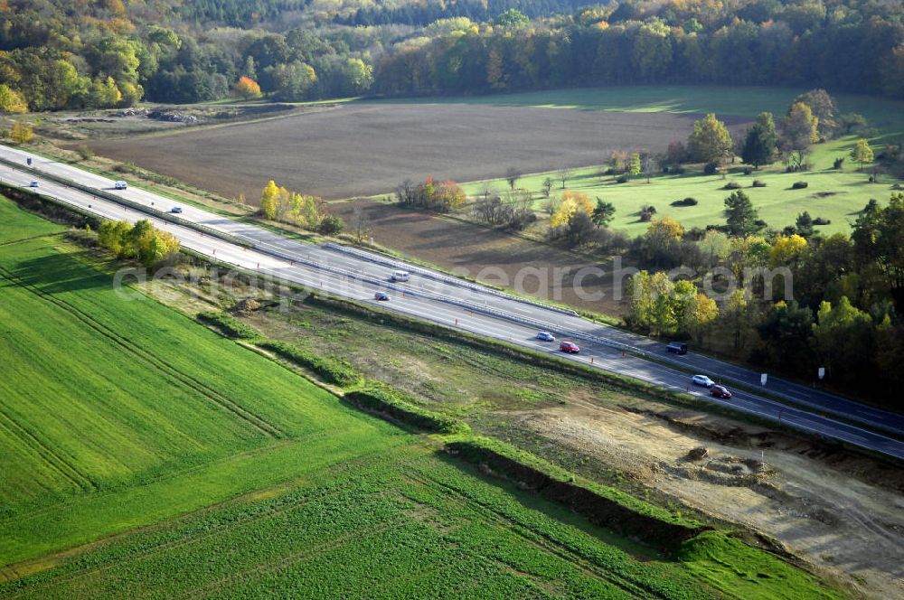 SÄTTELSTÄDT from above - Baustellen zur Verlegung der E40 / A4 an der Neubautrasse Umfahrung Hörselberge in Thüringen bei Eisenach. Das Bieterkonsortium VINCI Concessions / Hochtief PPP (50/50) hat den Zuschlag für das A-Modell BAB A 4 Umfahrung Hörselberge (km 238,5 bis km 283,2) erhalten. Die bei diesem Projekt auf der Bauausführungsebene gegründete Arbeitsgemeinschaft wird von der EUROVIA Infra GmbH angeführt, des Weiteren sind hier die Unternehmen Hochtief, Strassing Limes und Rädlinger beteiligt. Durchgeführt werden die im Zuge dieses Projektes notwendigen Arbeiten unter an derem von den Mitarbeitern der Niederlassung Weimar der EUROVIA Verkehrsbau Union sowie der Niederlassungen Abbruch und Erdbau, Betonstraßenbau, Ingenieurbau und TECO Schallschutz der EUROVIA Beton. DEGES; STREIF Baulogistik.