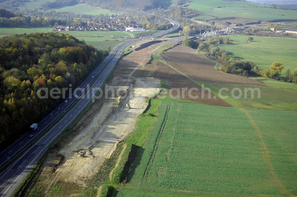 Aerial image SÄTTELSTÄDT - Baustellen zur Verlegung der E40 / A4 an der Neubautrasse Umfahrung Hörselberge in Thüringen bei Eisenach. Das Bieterkonsortium VINCI Concessions / Hochtief PPP (50/50) hat den Zuschlag für das A-Modell BAB A 4 Umfahrung Hörselberge (km 238,5 bis km 283,2) erhalten. Die bei diesem Projekt auf der Bauausführungsebene gegründete Arbeitsgemeinschaft wird von der EUROVIA Infra GmbH angeführt, des Weiteren sind hier die Unternehmen Hochtief, Strassing Limes und Rädlinger beteiligt. Durchgeführt werden die im Zuge dieses Projektes notwendigen Arbeiten unter an derem von den Mitarbeitern der Niederlassung Weimar der EUROVIA Verkehrsbau Union sowie der Niederlassungen Abbruch und Erdbau, Betonstraßenbau, Ingenieurbau und TECO Schallschutz der EUROVIA Beton. DEGES; STREIF Baulogistik.