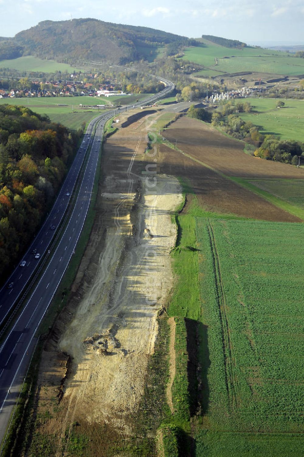 Aerial photograph SÄTTELSTÄDT - Baustellen zur Verlegung der E40 / A4 an der Neubautrasse Umfahrung Hörselberge in Thüringen bei Eisenach. Das Bieterkonsortium VINCI Concessions / Hochtief PPP (50/50) hat den Zuschlag für das A-Modell BAB A 4 Umfahrung Hörselberge (km 238,5 bis km 283,2) erhalten. Die bei diesem Projekt auf der Bauausführungsebene gegründete Arbeitsgemeinschaft wird von der EUROVIA Infra GmbH angeführt, des Weiteren sind hier die Unternehmen Hochtief, Strassing Limes und Rädlinger beteiligt. Durchgeführt werden die im Zuge dieses Projektes notwendigen Arbeiten unter an derem von den Mitarbeitern der Niederlassung Weimar der EUROVIA Verkehrsbau Union sowie der Niederlassungen Abbruch und Erdbau, Betonstraßenbau, Ingenieurbau und TECO Schallschutz der EUROVIA Beton. DEGES; STREIF Baulogistik.