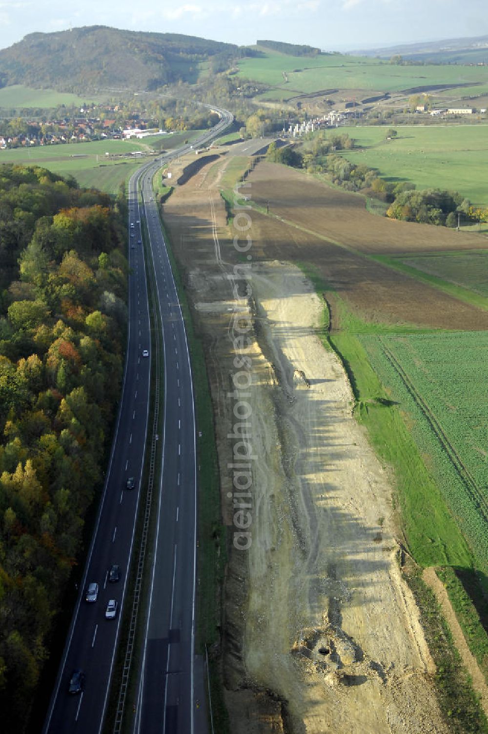 SÄTTELSTÄDT from above - Baustellen zur Verlegung der E40 / A4 an der Neubautrasse Umfahrung Hörselberge in Thüringen bei Eisenach. Das Bieterkonsortium VINCI Concessions / Hochtief PPP (50/50) hat den Zuschlag für das A-Modell BAB A 4 Umfahrung Hörselberge (km 238,5 bis km 283,2) erhalten. Die bei diesem Projekt auf der Bauausführungsebene gegründete Arbeitsgemeinschaft wird von der EUROVIA Infra GmbH angeführt, des Weiteren sind hier die Unternehmen Hochtief, Strassing Limes und Rädlinger beteiligt. Durchgeführt werden die im Zuge dieses Projektes notwendigen Arbeiten unter an derem von den Mitarbeitern der Niederlassung Weimar der EUROVIA Verkehrsbau Union sowie der Niederlassungen Abbruch und Erdbau, Betonstraßenbau, Ingenieurbau und TECO Schallschutz der EUROVIA Beton. DEGES; STREIF Baulogistik.