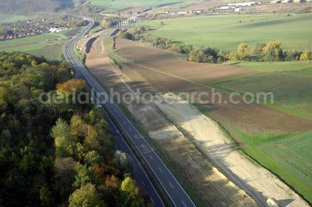 SÄTTELSTÄDT from the bird's eye view: Baustellen zur Verlegung der E40 / A4 an der Neubautrasse Umfahrung Hörselberge in Thüringen bei Eisenach. Das Bieterkonsortium VINCI Concessions / Hochtief PPP (50/50) hat den Zuschlag für das A-Modell BAB A 4 Umfahrung Hörselberge (km 238,5 bis km 283,2) erhalten. Die bei diesem Projekt auf der Bauausführungsebene gegründete Arbeitsgemeinschaft wird von der EUROVIA Infra GmbH angeführt, des Weiteren sind hier die Unternehmen Hochtief, Strassing Limes und Rädlinger beteiligt. Durchgeführt werden die im Zuge dieses Projektes notwendigen Arbeiten unter an derem von den Mitarbeitern der Niederlassung Weimar der EUROVIA Verkehrsbau Union sowie der Niederlassungen Abbruch und Erdbau, Betonstraßenbau, Ingenieurbau und TECO Schallschutz der EUROVIA Beton. DEGES; STREIF Baulogistik.