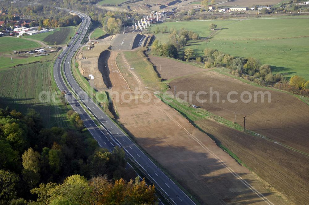 Aerial image SÄTTELSTÄDT - Baustellen zur Verlegung der E40 / A4 an der Neubautrasse Umfahrung Hörselberge in Thüringen bei Eisenach. Das Bieterkonsortium VINCI Concessions / Hochtief PPP (50/50) hat den Zuschlag für das A-Modell BAB A 4 Umfahrung Hörselberge (km 238,5 bis km 283,2) erhalten. Die bei diesem Projekt auf der Bauausführungsebene gegründete Arbeitsgemeinschaft wird von der EUROVIA Infra GmbH angeführt, des Weiteren sind hier die Unternehmen Hochtief, Strassing Limes und Rädlinger beteiligt. Durchgeführt werden die im Zuge dieses Projektes notwendigen Arbeiten unter an derem von den Mitarbeitern der Niederlassung Weimar der EUROVIA Verkehrsbau Union sowie der Niederlassungen Abbruch und Erdbau, Betonstraßenbau, Ingenieurbau und TECO Schallschutz der EUROVIA Beton. DEGES; STREIF Baulogistik.