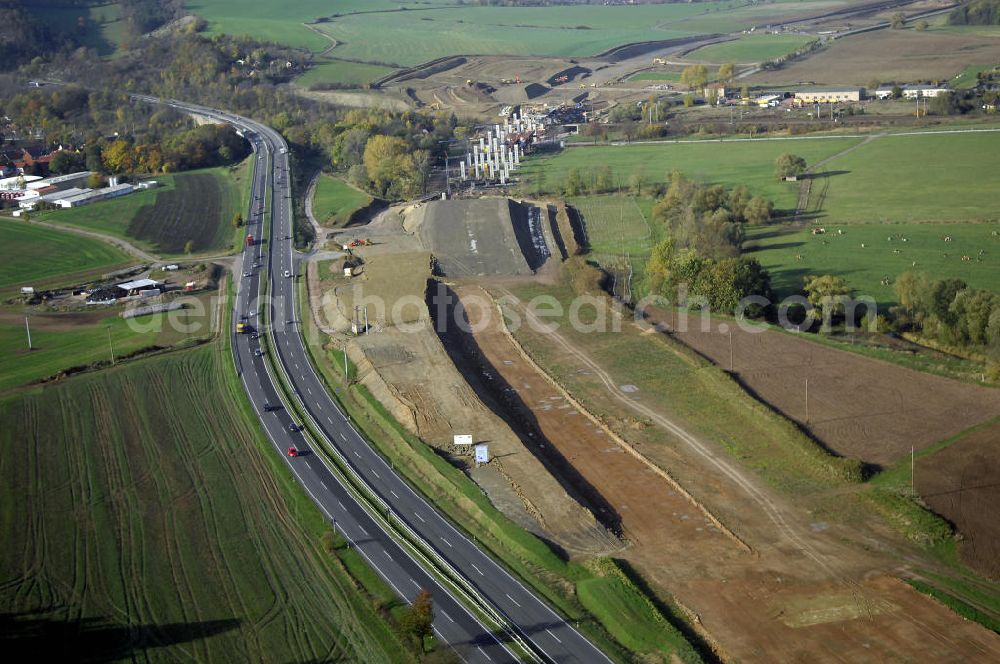 Aerial photograph SÄTTELSTÄDT - Baustellen zur Verlegung der E40 / A4 an der Neubautrasse Umfahrung Hörselberge in Thüringen bei Eisenach. Das Bieterkonsortium VINCI Concessions / Hochtief PPP (50/50) hat den Zuschlag für das A-Modell BAB A 4 Umfahrung Hörselberge (km 238,5 bis km 283,2) erhalten. Die bei diesem Projekt auf der Bauausführungsebene gegründete Arbeitsgemeinschaft wird von der EUROVIA Infra GmbH angeführt, des Weiteren sind hier die Unternehmen Hochtief, Strassing Limes und Rädlinger beteiligt. Durchgeführt werden die im Zuge dieses Projektes notwendigen Arbeiten unter an derem von den Mitarbeitern der Niederlassung Weimar der EUROVIA Verkehrsbau Union sowie der Niederlassungen Abbruch und Erdbau, Betonstraßenbau, Ingenieurbau und TECO Schallschutz der EUROVIA Beton. DEGES; STREIF Baulogistik.