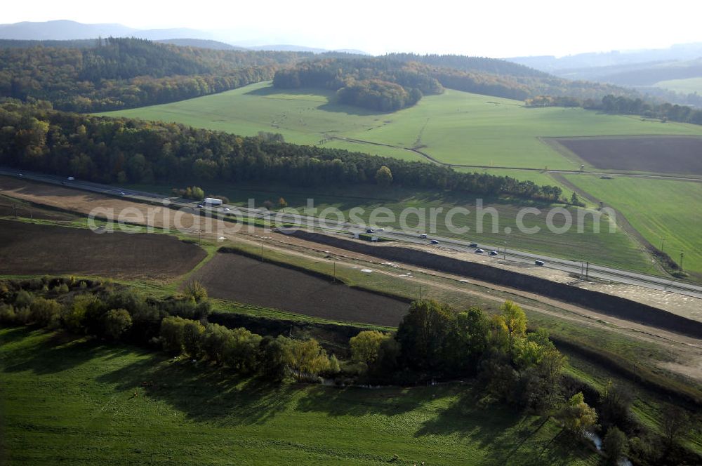 SÄTTELSTÄDT from above - Baustellen zur Verlegung der E40 / A4 an der Neubautrasse Umfahrung Hörselberge in Thüringen bei Eisenach. Das Bieterkonsortium VINCI Concessions / Hochtief PPP (50/50) hat den Zuschlag für das A-Modell BAB A 4 Umfahrung Hörselberge (km 238,5 bis km 283,2) erhalten. Die bei diesem Projekt auf der Bauausführungsebene gegründete Arbeitsgemeinschaft wird von der EUROVIA Infra GmbH angeführt, des Weiteren sind hier die Unternehmen Hochtief, Strassing Limes und Rädlinger beteiligt. Durchgeführt werden die im Zuge dieses Projektes notwendigen Arbeiten unter an derem von den Mitarbeitern der Niederlassung Weimar der EUROVIA Verkehrsbau Union sowie der Niederlassungen Abbruch und Erdbau, Betonstraßenbau, Ingenieurbau und TECO Schallschutz der EUROVIA Beton. DEGES; STREIF Baulogistik.