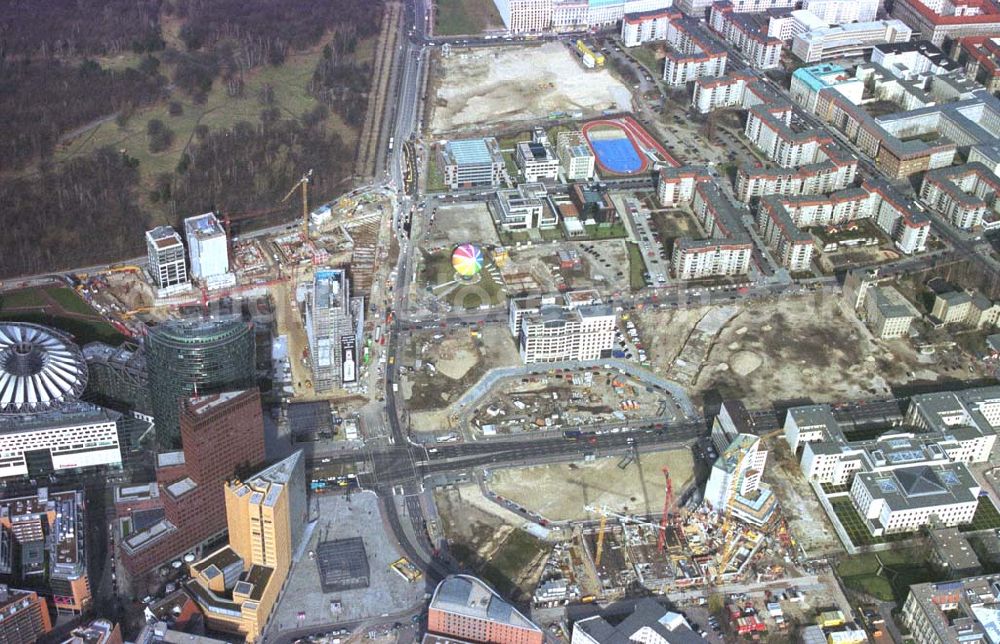 Berlin- Tiergarten from the bird's eye view: Neubebauung des Leipziger Platzes am Potsdamer-Platz in Berlin-Tiergarten 11.03.02