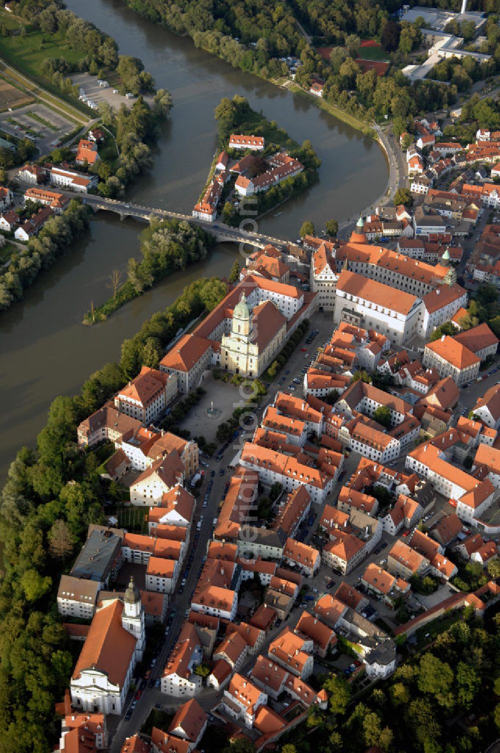 Neuburg an der Donau from above - Blick auf die Altstadt mit der Leopoldineninsel, der Hofkirche und dem Stadtschloss.