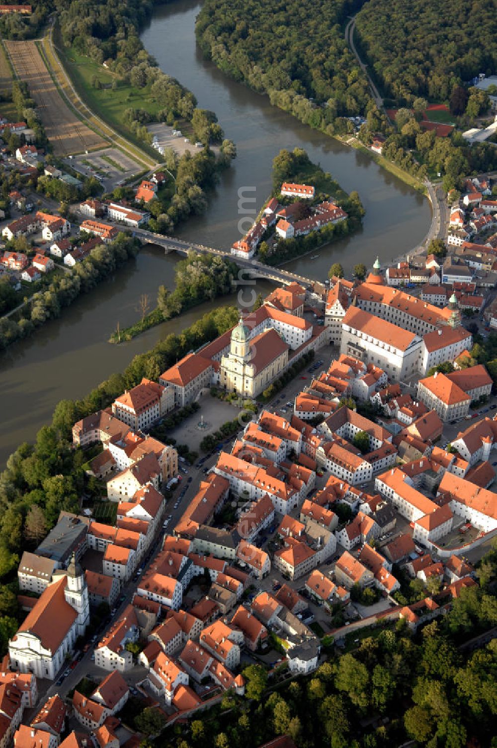 Neuburg an der Donau from the bird's eye view: Blick auf die Altstadt mit der Leopoldineninsel, der Hofkirche und dem Stadtschloss.