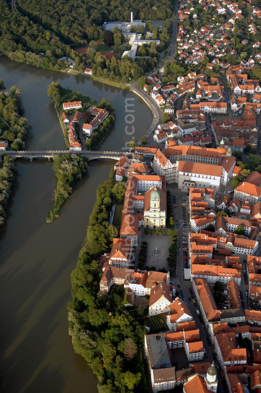 Aerial photograph Neuburg an der Donau - Blick auf die Leopoldineninsel, die Hofkirche und das Stadtschloss.