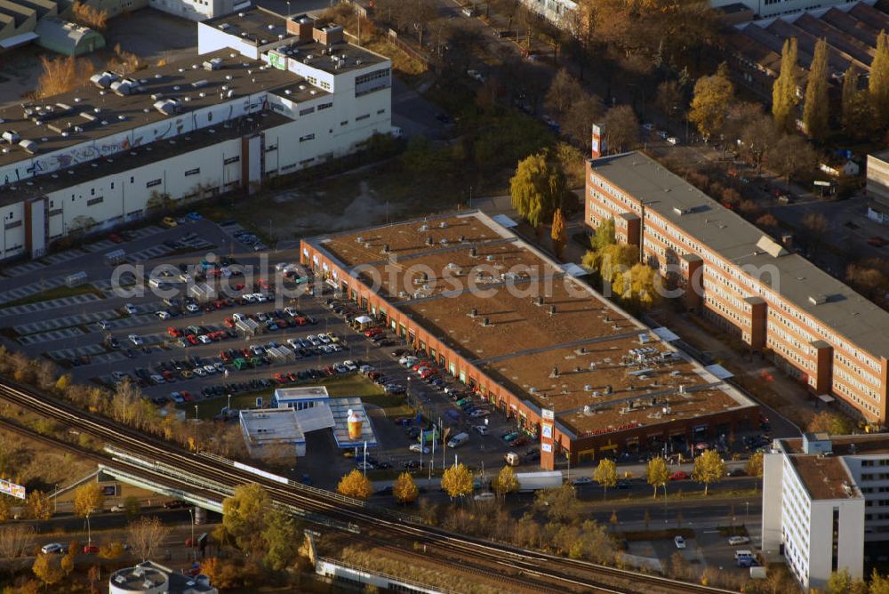 Berlin from above - Blick auf das Neucölln Carree an der Grenzallee in Berlin-Neukölln. Neukölln hieß bei seiner ersten urkundlichen Erwähnung in der Gründungsurkunde vom 26. Juni 1360 Richardsdorp, später Rieksdorf und schließlich Rixdorf. Kontakt: Berlin-Neukölln NEUCÖLLN CARREE, Grenzallee 4 G, 12057 Berlin-Neukölln, Tel.: 030/68054931 / Jacobs Grundstücksverwaltung, Götz W. Gleichmann, Neukölln GmbH & Co KG, Postfach 30 28 07, 20310 Hamburg, Tel.: 040/3500-5280, E-Mail: ggleichmann@whitecase.com