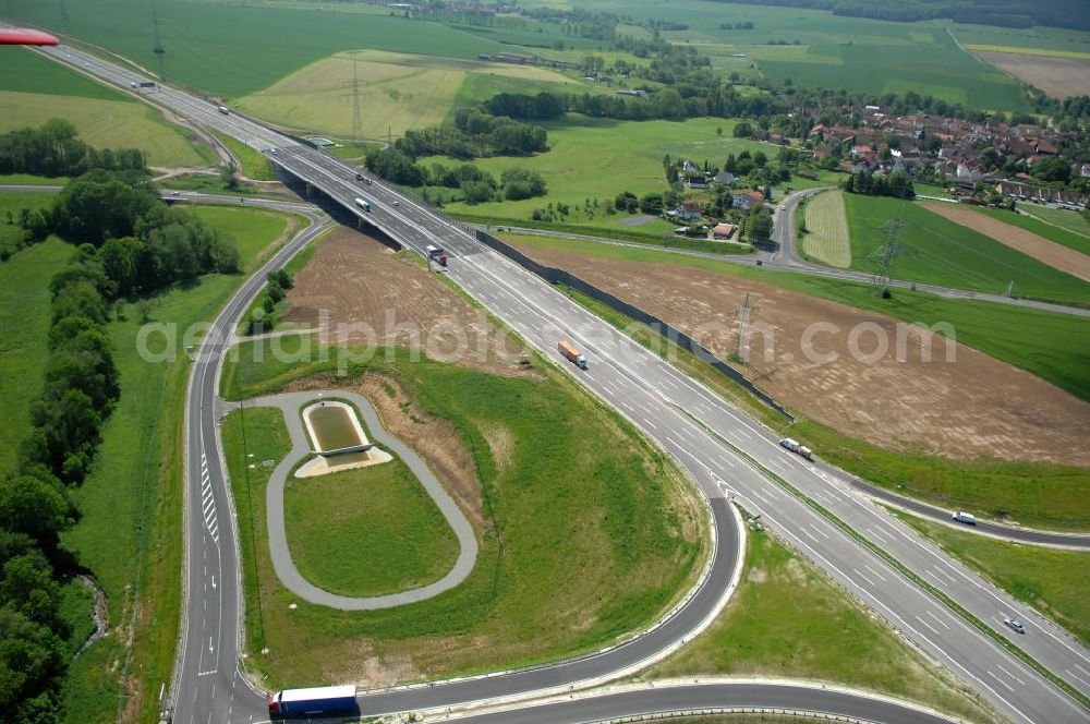 Großenlupnitz from above - Blick auf die Böbertalbrücke mit einer Länge von 370 m. Die Brücke ist Teil des Projekt Nordverlegung / Umfahrung Hörselberge der Autobahn E40 / A4 in Thüringen bei Eisenach. Durchgeführt wurden die im Zuge dieses Projektes notwendigen Arbeiten unter an derem von den Mitarbeitern der Niederlassung Weimar der EUROVIA Verkehrsbau Union sowie der Niederlassungen Abbruch und Erdbau, Betonstraßenbau, Ingenieurbau und TECO Schallschutz der EUROVIA Beton sowie der DEGES. View of the new Böbertal - bridge on the motorway course E40 / A4 in thuringia near Großenlupnitz.