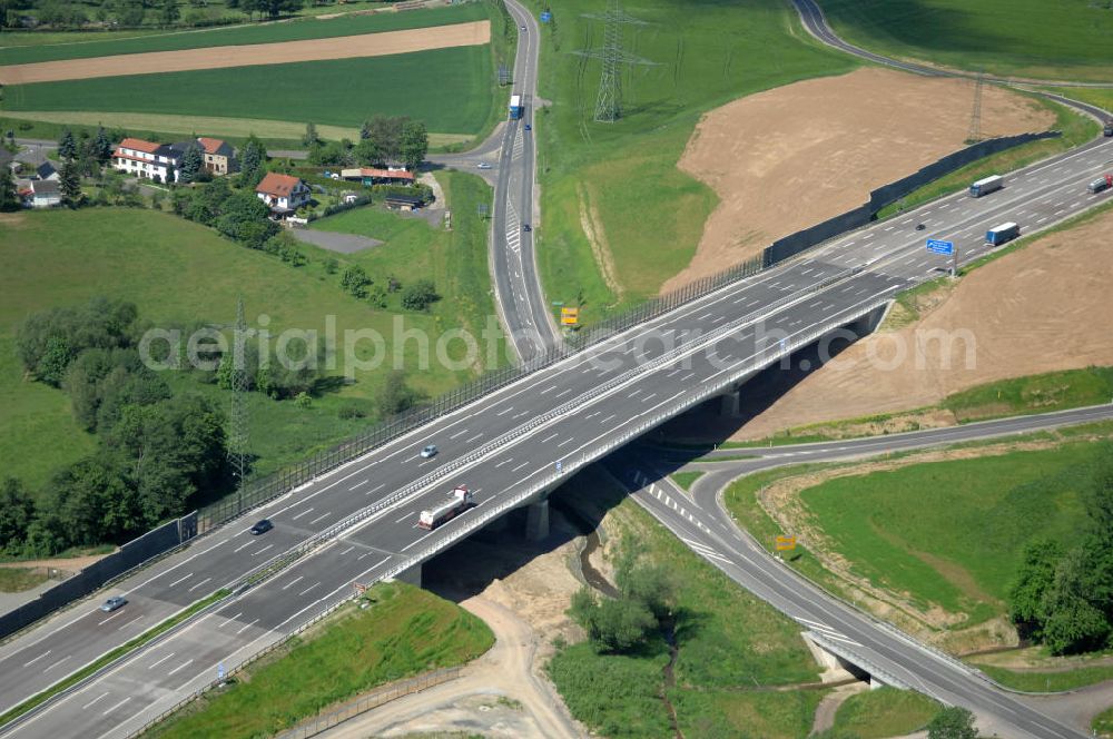 Großenlupnitz from the bird's eye view: Blick auf die Böbertalbrücke mit einer Länge von 370 m. Die Brücke ist Teil des Projekt Nordverlegung / Umfahrung Hörselberge der Autobahn E40 / A4 in Thüringen bei Eisenach. Durchgeführt wurden die im Zuge dieses Projektes notwendigen Arbeiten unter an derem von den Mitarbeitern der Niederlassung Weimar der EUROVIA Verkehrsbau Union sowie der Niederlassungen Abbruch und Erdbau, Betonstraßenbau, Ingenieurbau und TECO Schallschutz der EUROVIA Beton sowie der DEGES. View of the new Böbertal - bridge on the motorway course E40 / A4 in thuringia near Großenlupnitz.