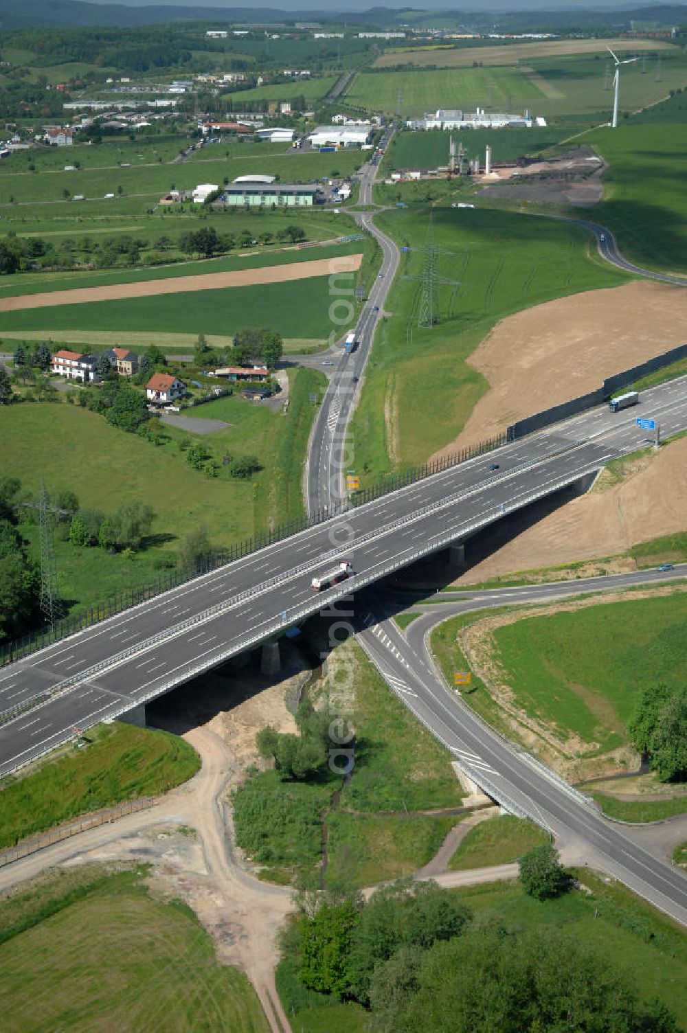 Aerial image Großenlupnitz - Blick auf die Böbertalbrücke mit einer Länge von 370 m. Die Brücke ist Teil des Projekt Nordverlegung / Umfahrung Hörselberge der Autobahn E40 / A4 in Thüringen bei Eisenach. Durchgeführt wurden die im Zuge dieses Projektes notwendigen Arbeiten unter an derem von den Mitarbeitern der Niederlassung Weimar der EUROVIA Verkehrsbau Union sowie der Niederlassungen Abbruch und Erdbau, Betonstraßenbau, Ingenieurbau und TECO Schallschutz der EUROVIA Beton sowie der DEGES. View of the new Böbertal - bridge on the motorway course E40 / A4 in thuringia near Großenlupnitz.