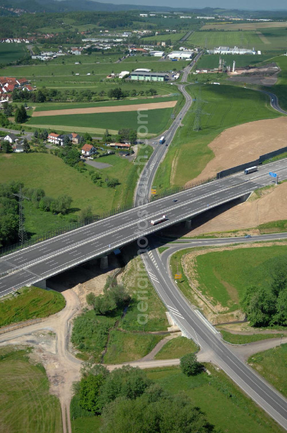 Aerial photograph Großenlupnitz - Blick auf die Böbertalbrücke mit einer Länge von 370 m. Die Brücke ist Teil des Projekt Nordverlegung / Umfahrung Hörselberge der Autobahn E40 / A4 in Thüringen bei Eisenach. Durchgeführt wurden die im Zuge dieses Projektes notwendigen Arbeiten unter an derem von den Mitarbeitern der Niederlassung Weimar der EUROVIA Verkehrsbau Union sowie der Niederlassungen Abbruch und Erdbau, Betonstraßenbau, Ingenieurbau und TECO Schallschutz der EUROVIA Beton sowie der DEGES. View of the new Böbertal - bridge on the motorway course E40 / A4 in thuringia near Großenlupnitz.