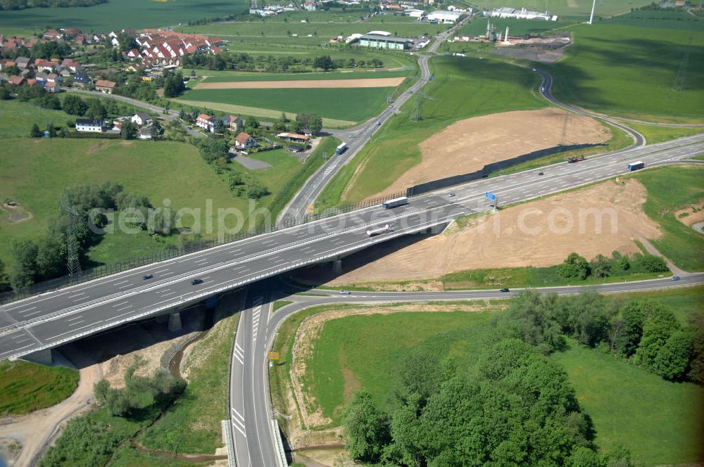 Großenlupnitz from above - Blick auf die Böbertalbrücke mit einer Länge von 370 m. Die Brücke ist Teil des Projekt Nordverlegung / Umfahrung Hörselberge der Autobahn E40 / A4 in Thüringen bei Eisenach. Durchgeführt wurden die im Zuge dieses Projektes notwendigen Arbeiten unter an derem von den Mitarbeitern der Niederlassung Weimar der EUROVIA Verkehrsbau Union sowie der Niederlassungen Abbruch und Erdbau, Betonstraßenbau, Ingenieurbau und TECO Schallschutz der EUROVIA Beton sowie der DEGES. View of the new Böbertal - bridge on the motorway course E40 / A4 in thuringia near Großenlupnitz.