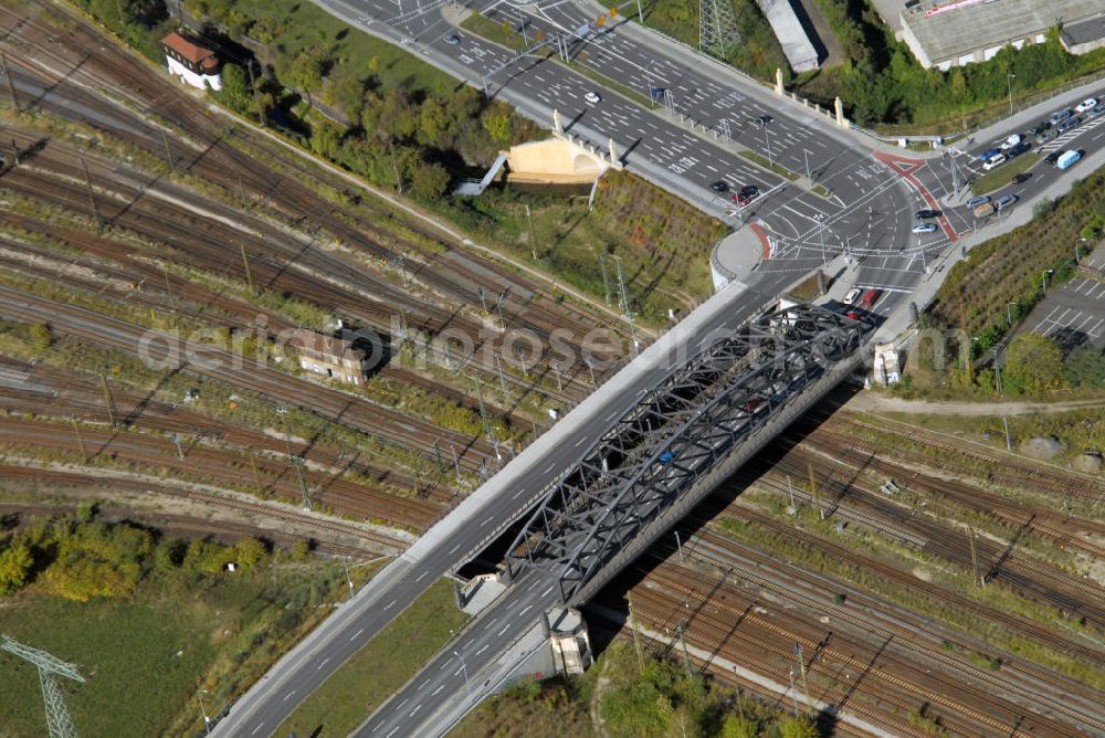 Leipzig from the bird's eye view: Blick auf die Neue Brandenburger Brücke in Leipzig. Die alte Brücke wurde im Zeitraum von 2000 zu 2002 saniert und neugebaut und trägt seit dem den Namen Neue Brandenburger Brücke. Der Auftrag zur Sanierung und Neubau der Brücke wurde von der Firma IMO Leipzig GmbH umgesetzt. Kontakt: Die Zentrale IMO Leipzig GmbH, Riesaer Straße 72 - 74, 04328 Leipzig, Tel. +49(0)341 25 790, Fax +49(0)341 25 18984, Email: info@imo-leipzig.de