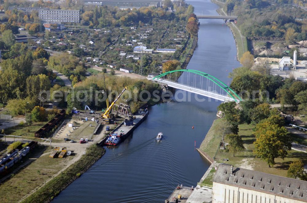 Brandenburg from the bird's eye view: Blick auf die neue Eisenbahnbrücke über den Silokanal in Brandenburg. Diese dient als Ersatz für eine 90 Jahre alte Fachwerkbrücke, die durch Kriegs- und Korrosionsschäden gezeichnet war. Die neue ist eine Stabbogenbrücke und wurde bereits im Jahr 2000 eröffnet.