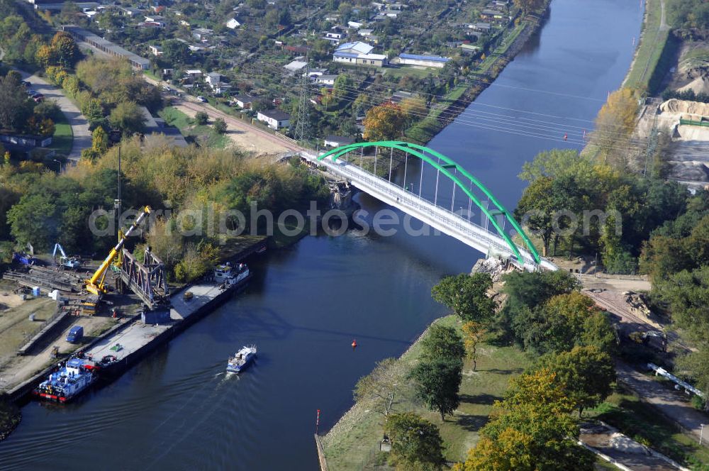 Aerial image Brandenburg - Blick auf die neue Eisenbahnbrücke über den Silokanal in Brandenburg. Diese dient als Ersatz für eine 90 Jahre alte Fachwerkbrücke, die durch Kriegs- und Korrosionsschäden gezeichnet war. Die neue ist eine Stabbogenbrücke und wurde bereits im Jahr 2000 eröffnet.