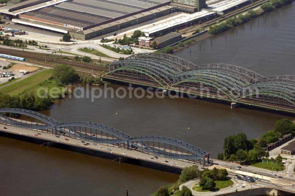 Aerial photograph Hamburg - Blick auf die Freihafen-Elbrücke, Eisenbahnbrücken und die Neue Elbbrücke (v.l.n.r.). Die Freihafen-Elbbrücke wurde 1929 fertig gestellt, da für den Freihafen eine baulich getrennte Querung der Elbe auch für den Straßenverkehr notwendig war. Die Neue Elbbrücke (rechts) ist die 1990 gebaute erweiterung der Elbbrücke. Die Brücken sind von großer Bedeutung für die Hansestadt, da sie die Verkehrsanbindung Hamburgs über die Elbe gewährleisten. View of the Freihafen-Elbrücke, railway bridges and the Neue Elbbrücke (left to right). The Freihafen-Elbrücke was completed in 1929, because the free port required a structually separated crossing of the Elbe. The new bridge over the Elbe (on the right) is the 1990-built extension to the old bridge over the Elbe. The bridges are of great importance for the Hanseatic city, as they ensure the transport and traffic connection of Hamburg on the Elbe.