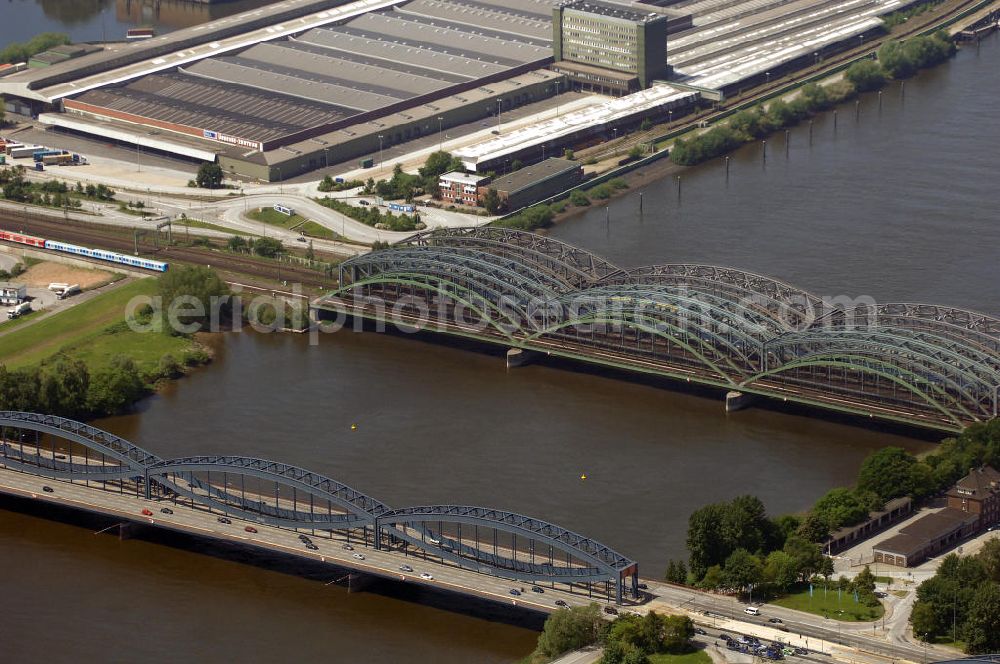 Hamburg from the bird's eye view: Blick auf die Freihafen-Elbrücke, Eisenbahnbrücken und die Neue Elbbrücke (v.l.n.r.). Die Freihafen-Elbbrücke wurde 1929 fertig gestellt, da für den Freihafen eine baulich getrennte Querung der Elbe auch für den Straßenverkehr notwendig war. Die Neue Elbbrücke (rechts) ist die 1990 gebaute erweiterung der Elbbrücke. Die Brücken sind von großer Bedeutung für die Hansestadt, da sie die Verkehrsanbindung Hamburgs über die Elbe gewährleisten. View of the Freihafen-Elbrücke, railway bridges and the Neue Elbbrücke (left to right). The Freihafen-Elbrücke was completed in 1929, because the free port required a structually separated crossing of the Elbe. The new bridge over the Elbe (on the right) is the 1990-built extension to the old bridge over the Elbe. The bridges are of great importance for the Hanseatic city, as they ensure the transport and traffic connection of Hamburg on the Elbe.