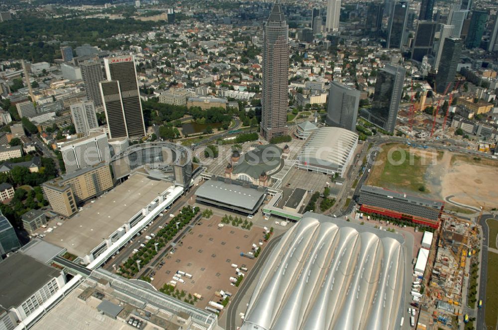 Frankfurt am Main from the bird's eye view: Blick auf die Halle 3 des Frankfurter Messegeländes. Die Halle 3 gehört zu den modernsten und schönsten Messehallen Europas. Der britische Stararchitekt und Industriedesigner Nicholas Grimshaw entwarf den verglasten Hallenbau. Die obere Ebene des verglasten Hallenbaus wurde stützenfrei konstruiert.