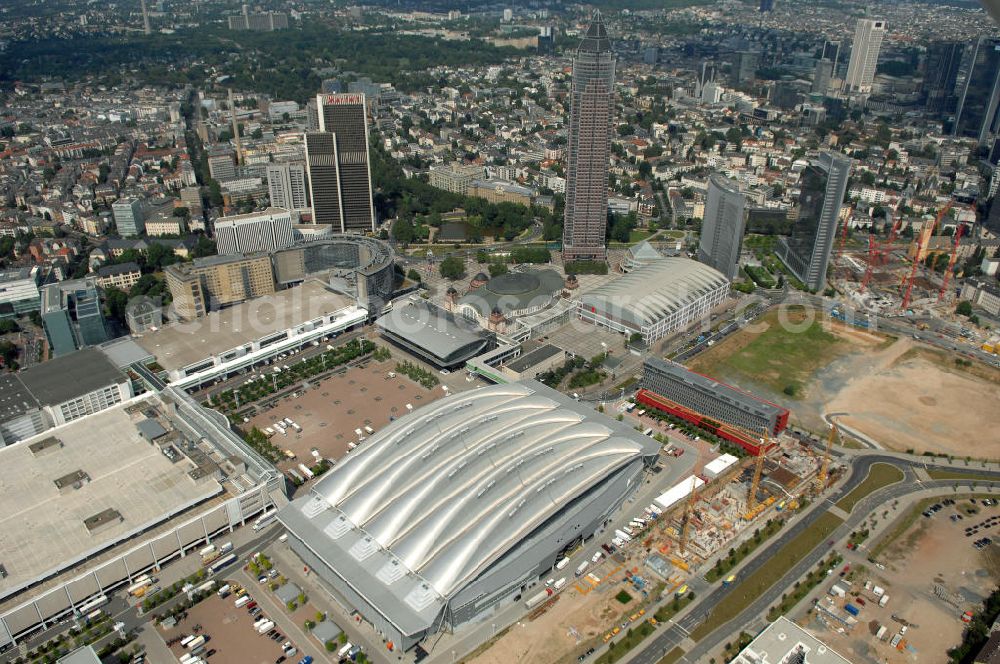 Aerial image Frankfurt am Main - Blick auf die Halle 3 des Frankfurter Messegeländes. Die Halle 3 gehört zu den modernsten und schönsten Messehallen Europas. Der britische Stararchitekt und Industriedesigner Nicholas Grimshaw entwarf den verglasten Hallenbau. Die obere Ebene des verglasten Hallenbaus wurde stützenfrei konstruiert.