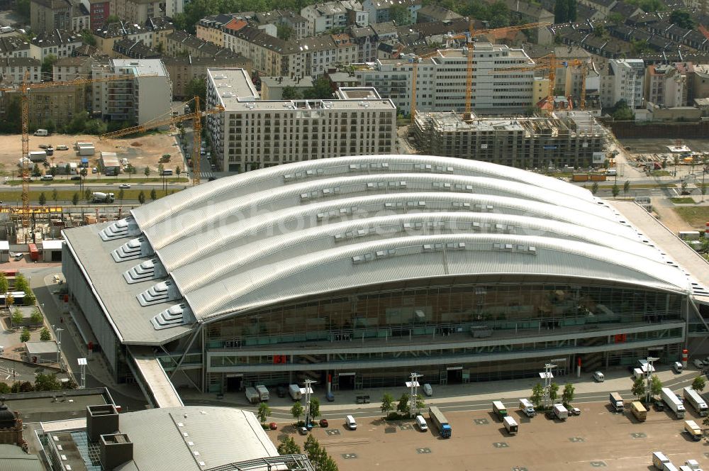 Aerial photograph Frankfurt am Main - Blick auf die Halle 3 des Frankfurter Messegeländes. Die Halle 3 gehört zu den modernsten und schönsten Messehallen Europas. Der britische Stararchitekt und Industriedesigner Nicholas Grimshaw entwarf den verglasten Hallenbau. Die obere Ebene des verglasten Hallenbaus wurde stützenfrei konstruiert.