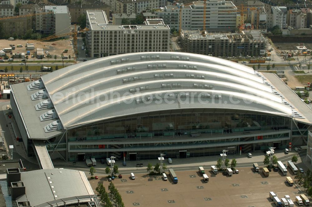 Frankfurt am Main from above - Blick auf die Halle 3 des Frankfurter Messegeländes. Die Halle 3 gehört zu den modernsten und schönsten Messehallen Europas. Der britische Stararchitekt und Industriedesigner Nicholas Grimshaw entwarf den verglasten Hallenbau. Die obere Ebene des verglasten Hallenbaus wurde stützenfrei konstruiert.