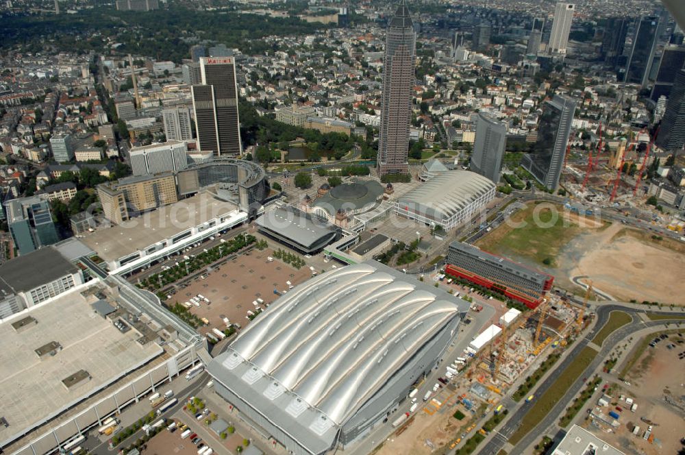 Frankfurt am Main from the bird's eye view: Blick auf die Halle 3 des Frankfurter Messegeländes. Die Halle 3 gehört zu den modernsten und schönsten Messehallen Europas. Der britische Stararchitekt und Industriedesigner Nicholas Grimshaw entwarf den verglasten Hallenbau. Die obere Ebene des verglasten Hallenbaus wurde stützenfrei konstruiert.