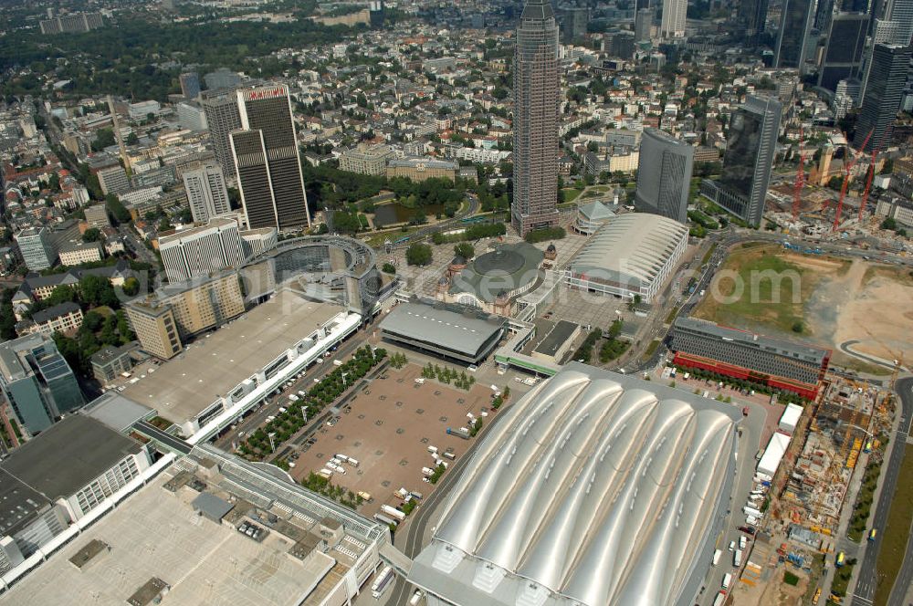 Aerial image Frankfurt am Main - Blick auf die Halle 3 des Frankfurter Messegeländes. Die Halle 3 gehört zu den modernsten und schönsten Messehallen Europas. Der britische Stararchitekt und Industriedesigner Nicholas Grimshaw entwarf den verglasten Hallenbau. Die obere Ebene des verglasten Hallenbaus wurde stützenfrei konstruiert.