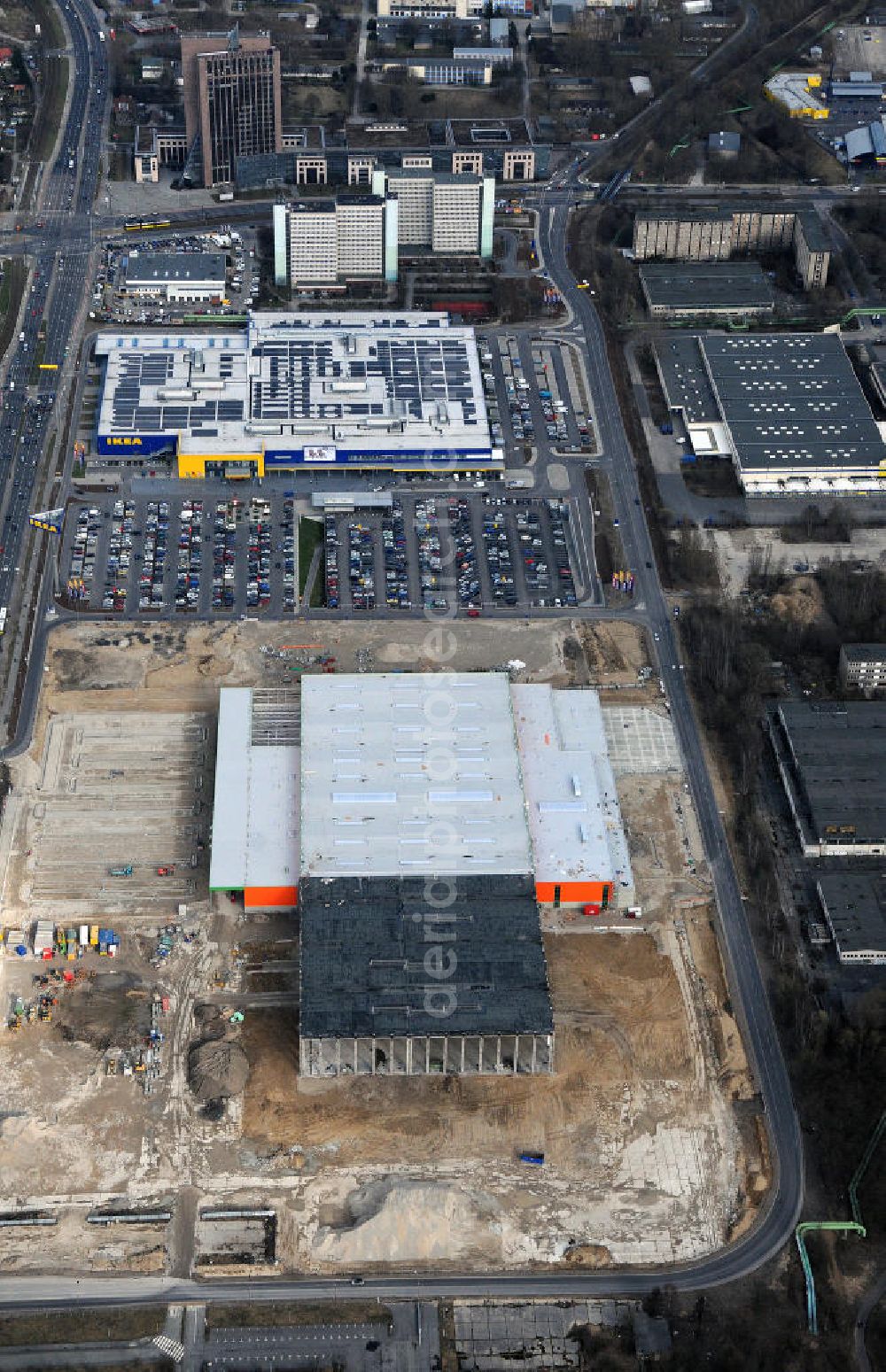 Aerial photograph Berlin-Lichtenberg - Die neue Ikea-Filiale und die Baustelle des neuen Globus-Baumarkts an der Landsberger Allee in Berlin-Lichtenberg. Der Bau ist ein Projekt der Dr. Helmut Greve Bau- und Boden-AG, des Ingenieurbüros Wuttke und der RS-Plan AG. The new Ikea subsidiary and the construction site of the new DIY market / do-it-yourself store Globus at the Landsberger Allee in Berlin-Lichtenberg.