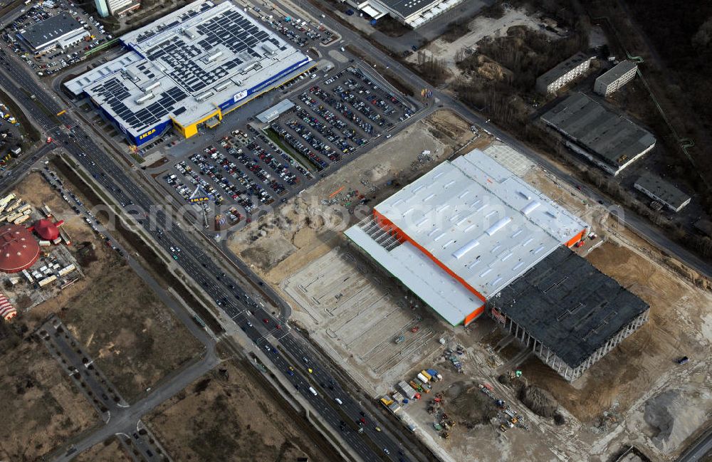 Berlin-Lichtenberg from the bird's eye view: Die neue Ikea-Filiale und die Baustelle des neuen Globus-Baumarkts an der Landsberger Allee in Berlin-Lichtenberg. Der Bau ist ein Projekt der Dr. Helmut Greve Bau- und Boden-AG, des Ingenieurbüros Wuttke und der RS-Plan AG. The new Ikea subsidiary and the construction site of the new DIY market / do-it-yourself store Globus at the Landsberger Allee in Berlin-Lichtenberg.