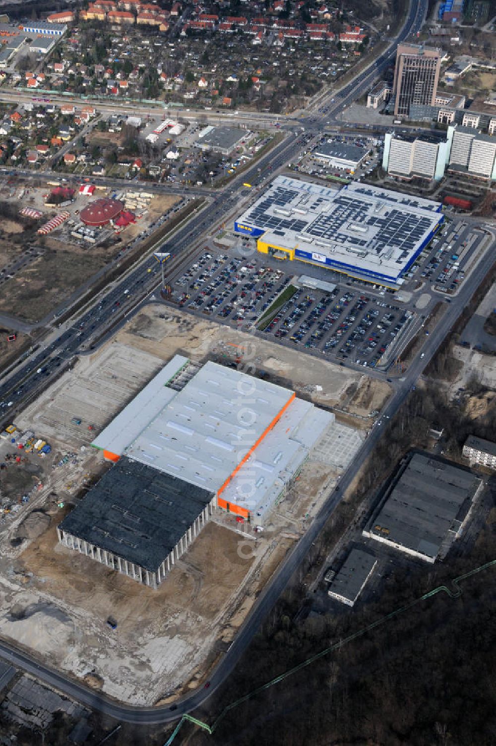 Aerial image Berlin-Lichtenberg - Die neue Ikea-Filiale und die Baustelle des neuen Globus-Baumarkts an der Landsberger Allee in Berlin-Lichtenberg. Der Bau ist ein Projekt der Dr. Helmut Greve Bau- und Boden-AG, des Ingenieurbüros Wuttke und der RS-Plan AG. The new Ikea subsidiary and the construction site of the new DIY market / do-it-yourself store Globus at the Landsberger Allee in Berlin-Lichtenberg.