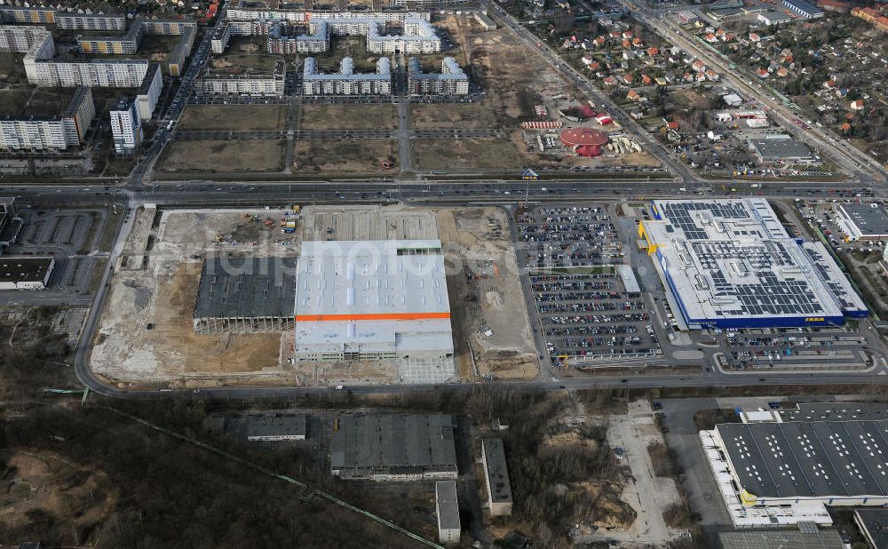 Aerial photograph Berlin-Lichtenberg - Die neue Ikea-Filiale und die Baustelle des neuen Globus-Baumarkts an der Landsberger Allee in Berlin-Lichtenberg. Der Bau ist ein Projekt der Dr. Helmut Greve Bau- und Boden-AG, des Ingenieurbüros Wuttke und der RS-Plan AG. The new Ikea subsidiary and the construction site of the new DIY market / do-it-yourself store Globus at the Landsberger Allee in Berlin-Lichtenberg.