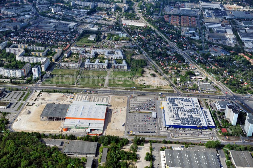 Aerial image Berlin Lichtenberg - Das neue Ikea-Einrichtungshaus und die Baustelle vom neuen Globus-Baumarkt an der Landsberger Allee in Berlin-Lichtenberg. Der Bau des Baumarktes ist ein Projekt der Dr. Helmut Greve Bau- und Boden-AG, des Ingenieurbüros Wuttke und der RS-Plan AG. The new Ikea furnishing house and the construction site of the new DIY market / do-it-yourself store Globus at the Landsberger Allee in Berlin-Lichtenberg.