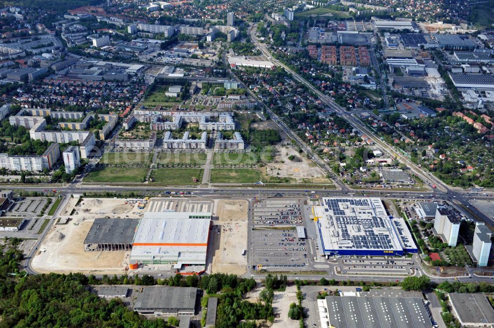 Aerial photograph Berlin Lichtenberg - Das neue Ikea-Einrichtungshaus und die Baustelle vom neuen Globus-Baumarkt an der Landsberger Allee in Berlin-Lichtenberg. Der Bau des Baumarktes ist ein Projekt der Dr. Helmut Greve Bau- und Boden-AG, des Ingenieurbüros Wuttke und der RS-Plan AG. The new Ikea furnishing house and the construction site of the new DIY market / do-it-yourself store Globus at the Landsberger Allee in Berlin-Lichtenberg.