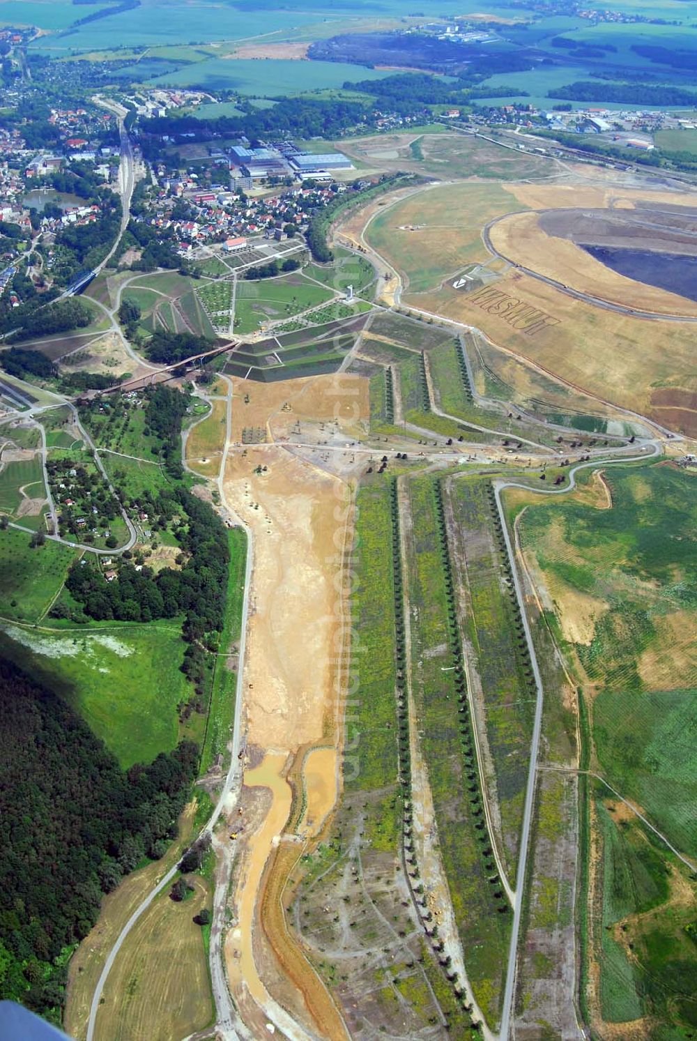 Ronneburg from the bird's eye view: - Auf dem Ronneburger Gelände der Bundesgartenschau 2007 (Buga), einem ehemaligen Uranabbaugebiet der Wismut, gibt es keine gefährliche radioaktive Strahlung mehr. Das ist das Ergebnis einer Expertise des Öko-Instituts Darmstadt. Die Gartenschau soll vom 27. April 2007 an mindestens 1,5 Millionen Besucher nach Gera und Ronneburg locken. Die unabhängigen Ingenieure analysierten Messwerte, die in den vergangenen Jahren von der Wismut und an deren Institutionen erhoben wurden.