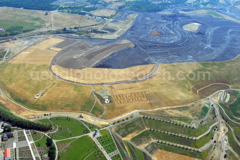 Ronneburg from above - - Auf dem Ronneburger Gelände der Bundesgartenschau 2007 (Buga), einem ehemaligen Uranabbaugebiet der Wismut, gibt es keine gefährliche radioaktive Strahlung mehr. Das ist das Ergebnis einer Expertise des Öko-Instituts Darmstadt. Die Gartenschau soll vom 27. April 2007 an mindestens 1,5 Millionen Besucher nach Gera und Ronneburg locken. Die unabhängigen Ingenieure analysierten Messwerte, die in den vergangenen Jahren von der Wismut und an deren Institutionen erhoben wurden.