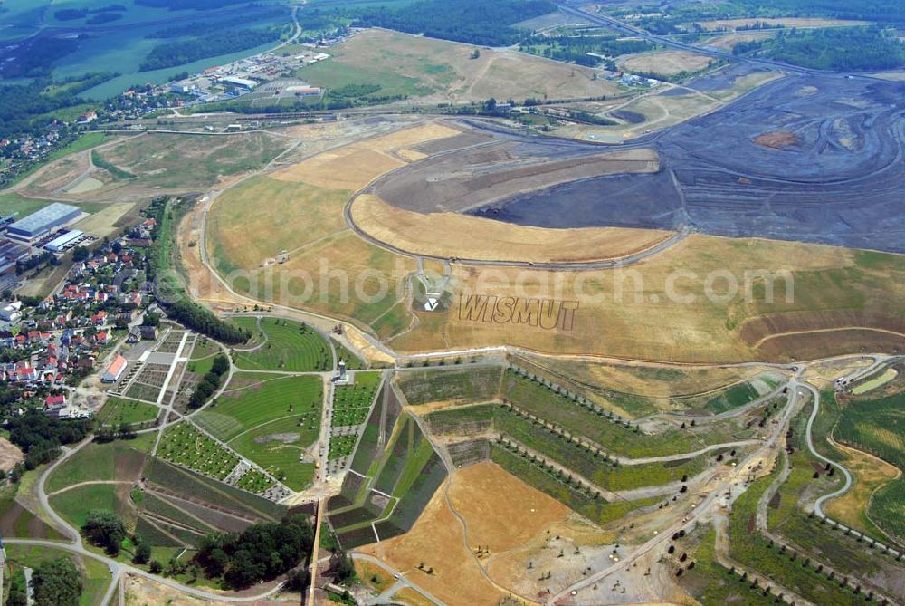 Ronneburg from above - - Auf dem Ronneburger Gelände der Bundesgartenschau 2007 (Buga), einem ehemaligen Uranabbaugebiet der Wismut, gibt es keine gefährliche radioaktive Strahlung mehr. Das ist das Ergebnis einer Expertise des Öko-Instituts Darmstadt. Die Gartenschau soll vom 27. April 2007 an mindestens 1,5 Millionen Besucher nach Gera und Ronneburg locken. Die unabhängigen Ingenieure analysierten Messwerte, die in den vergangenen Jahren von der Wismut und an deren Institutionen erhoben wurden.