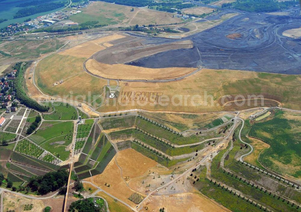 Ronneburg from the bird's eye view: - Auf dem Ronneburger Gelände der Bundesgartenschau 2007 (Buga), einem ehemaligen Uranabbaugebiet der Wismut, gibt es keine gefährliche radioaktive Strahlung mehr. Das ist das Ergebnis einer Expertise des Öko-Instituts Darmstadt. Die Gartenschau soll vom 27. April 2007 an mindestens 1,5 Millionen Besucher nach Gera und Ronneburg locken. Die unabhängigen Ingenieure analysierten Messwerte, die in den vergangenen Jahren von der Wismut und an deren Institutionen erhoben wurden.