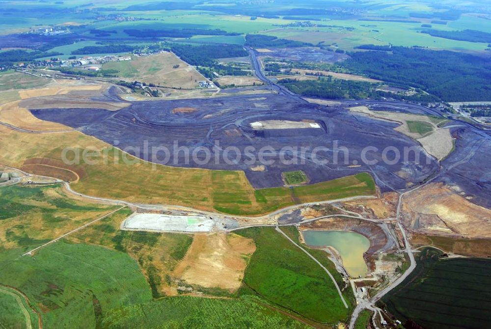 Ronneburg from above - - Auf dem Ronneburger Gelände der Bundesgartenschau 2007 (Buga), einem ehemaligen Uranabbaugebiet der Wismut, gibt es keine gefährliche radioaktive Strahlung mehr. Das ist das Ergebnis einer Expertise des Öko-Instituts Darmstadt. Die Gartenschau soll vom 27. April 2007 an mindestens 1,5 Millionen Besucher nach Gera und Ronneburg locken. Die unabhängigen Ingenieure analysierten Messwerte, die in den vergangenen Jahren von der Wismut und an deren Institutionen erhoben wurden.