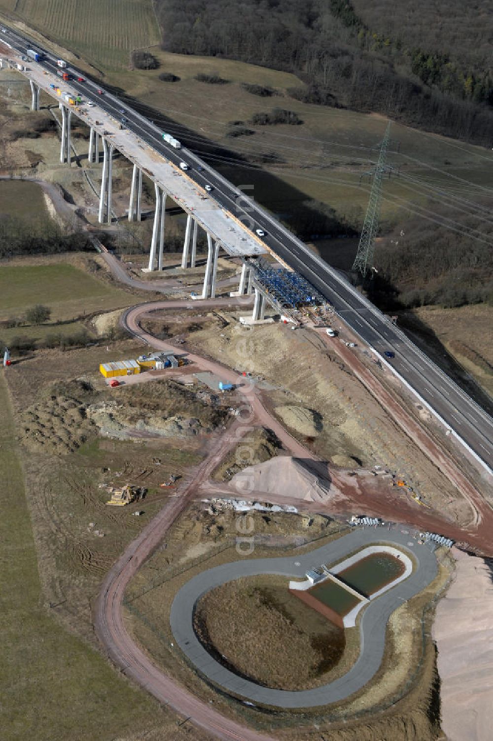 Aerial image Ettenhausen - Blick auf die neue Nessetalbrücke mit einer Länge von 380 m und einem Regenrückhaltebecken nach der teilweisen Verkehrsfreigabe der A4 / E40. Die Brücke ist Teil des Projekt Nordverlegung / Umfahrung Hörselberge der Autobahn E40 / A4 in Thüringen bei Eisenach. Durchgeführt werden die im Zuge dieses Projektes notwendigen Arbeiten durch die EUROVIA Verkehrsbau Union sowie der Niederlassungen Abbruch und Erdbau, Betonstraßenbau, Ingenieurbau und TECO Schallschutz der EUROVIA Beton sowi???????????????????????????????????????????????????????????????????????????????????????????????